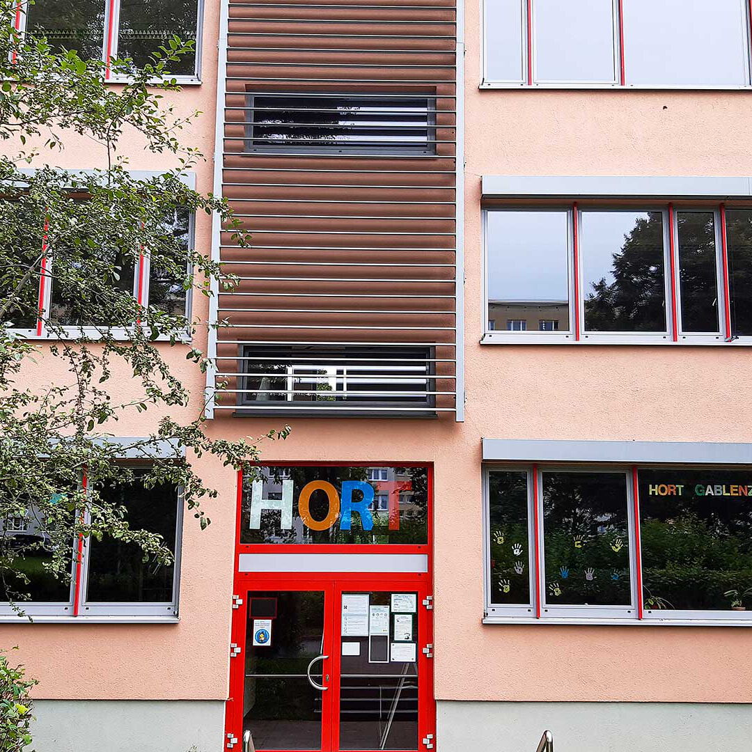 Die Horträume des Haus Carly befindet sich im Erdgeschoss und in der zweiten Etage des Schulgebäudes der Grundschule Gablenz.