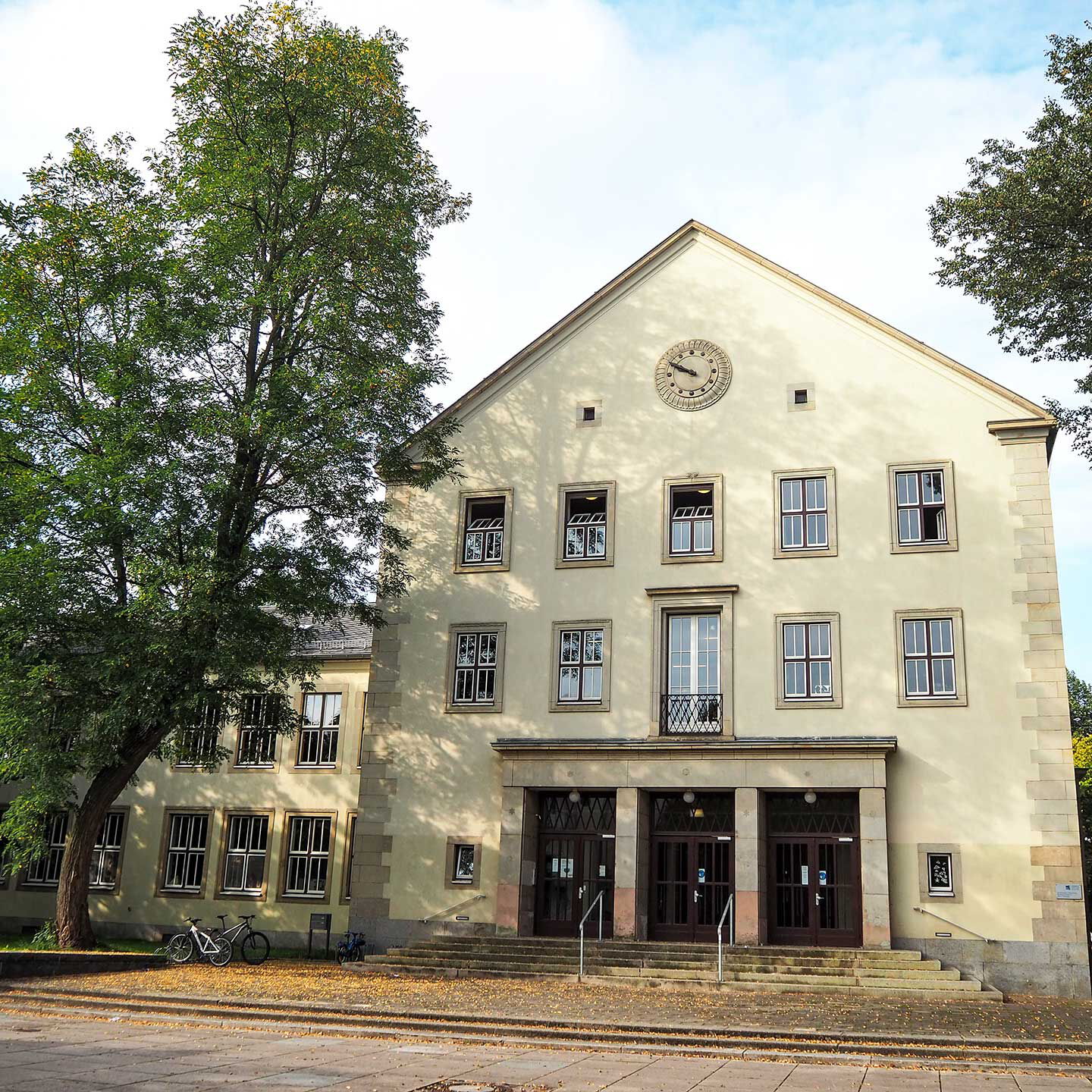 Das große Schulgebäude der Annenschule beinhaltet die Grund- und Oberschule.