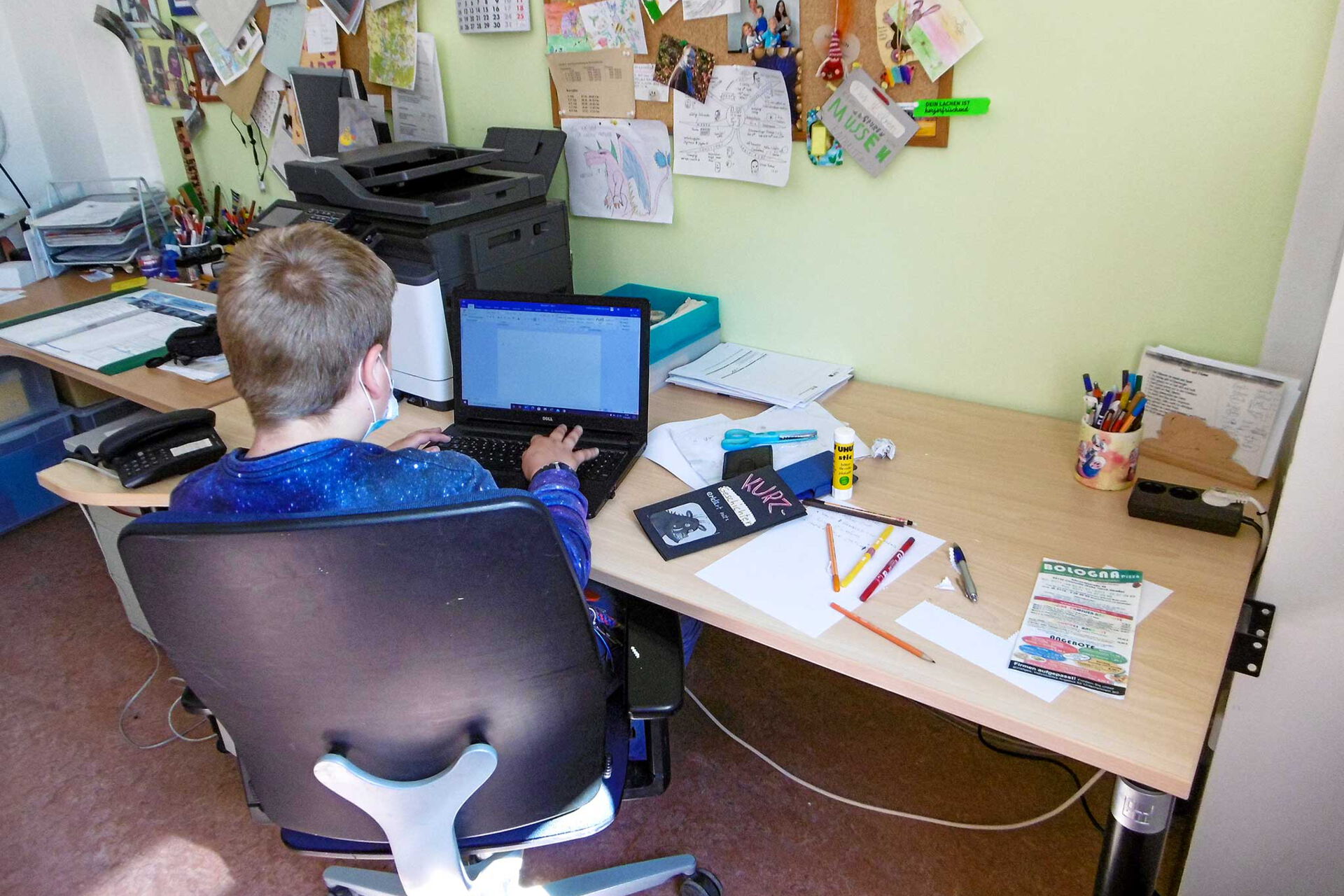 Ein Arbeitsplatz für Schüler im Büro der Inklusionsassistenz.