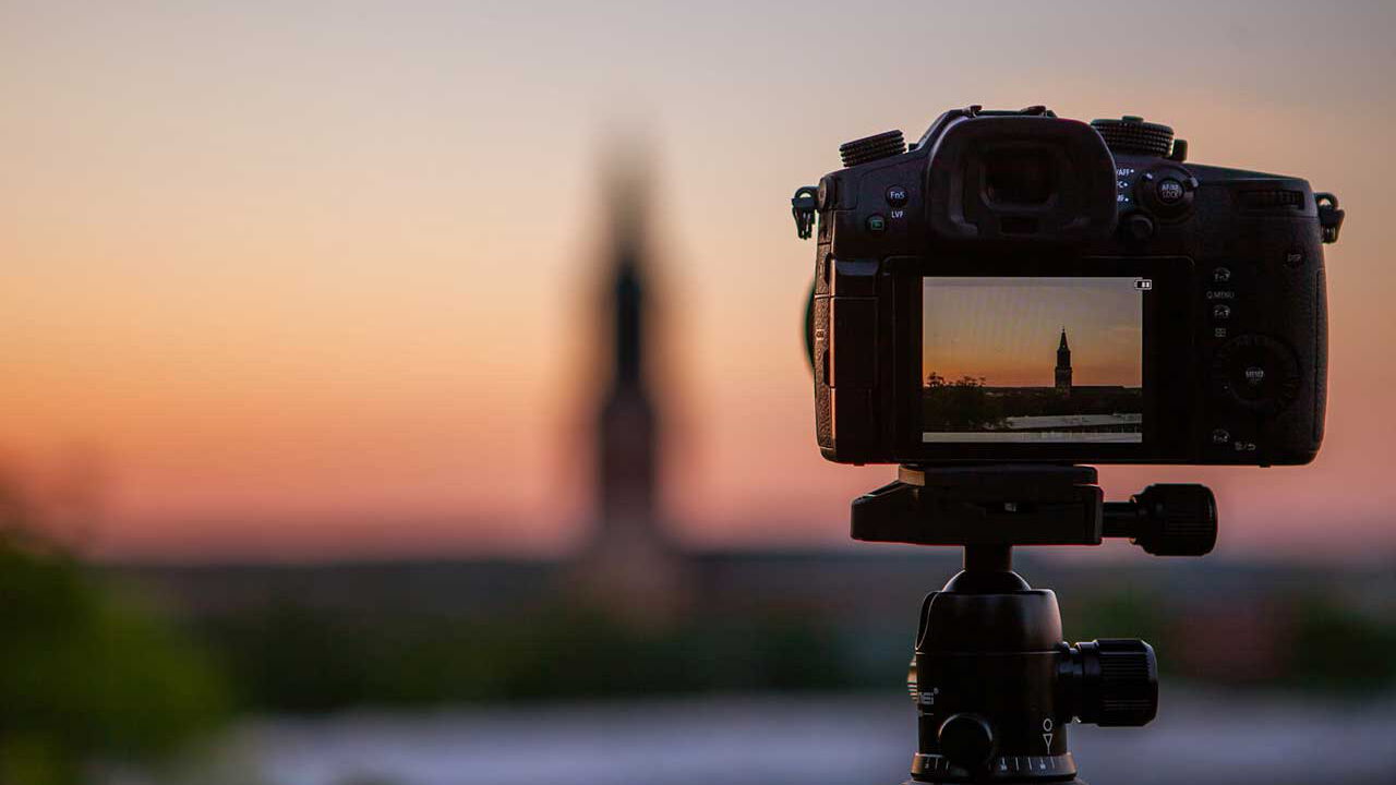 Eine Fotokamera erfasst eine Abendstimmung
