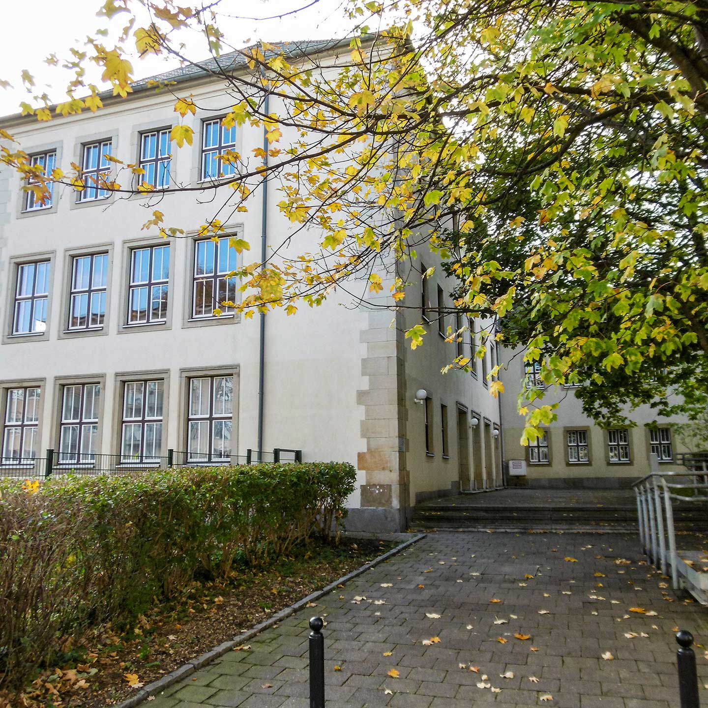 Der Eingangsbereich der Grundschule mit einer Rampe und Treppenaufgang.