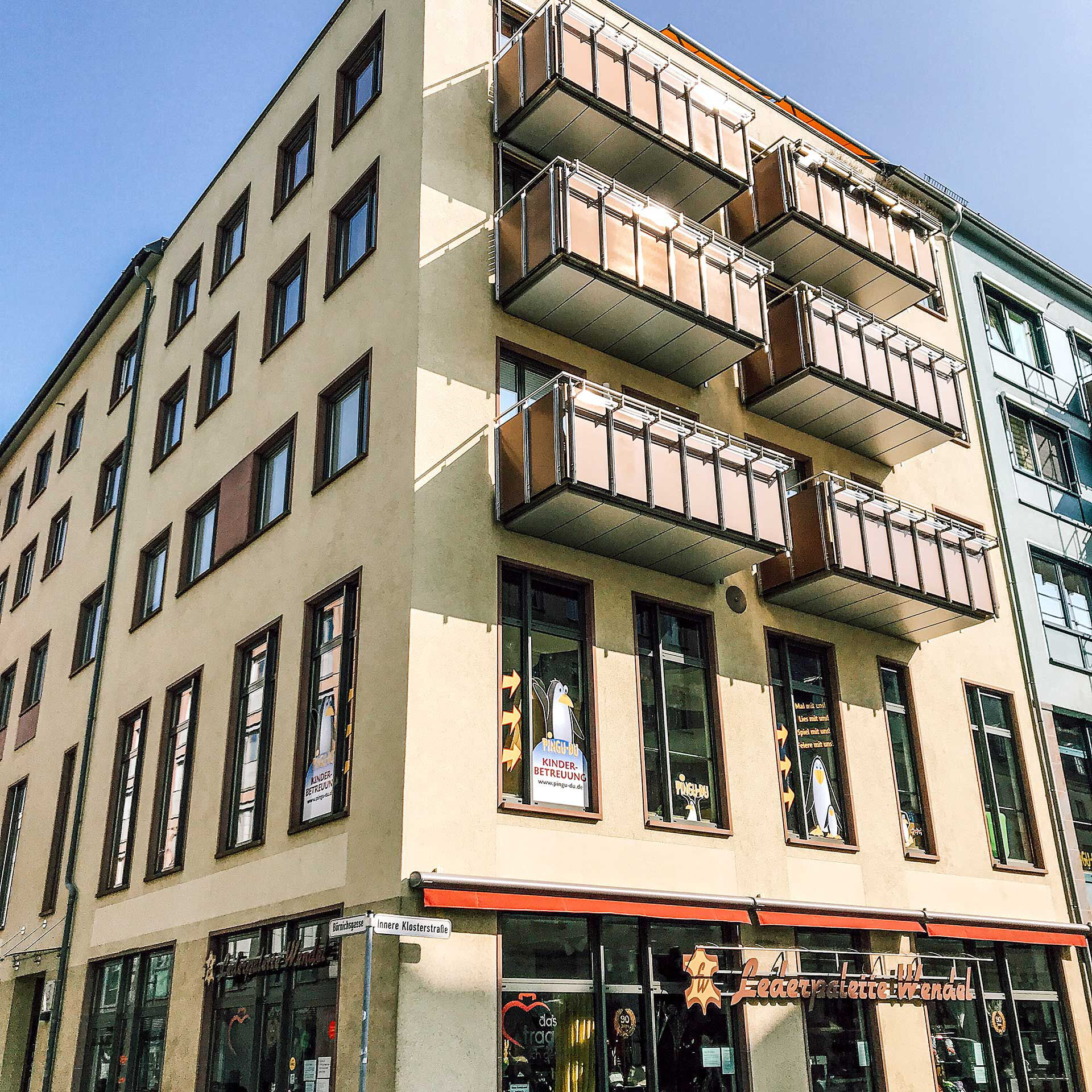 Die Außenansicht des im 1. Stock befindlichen Pingu Du in der Inneren Klosterstraße.