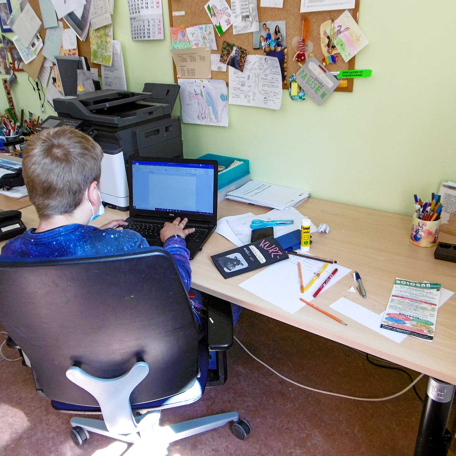 Ein Arbeitsplatz für Schüler im Büro der Inklusionsassistenz.