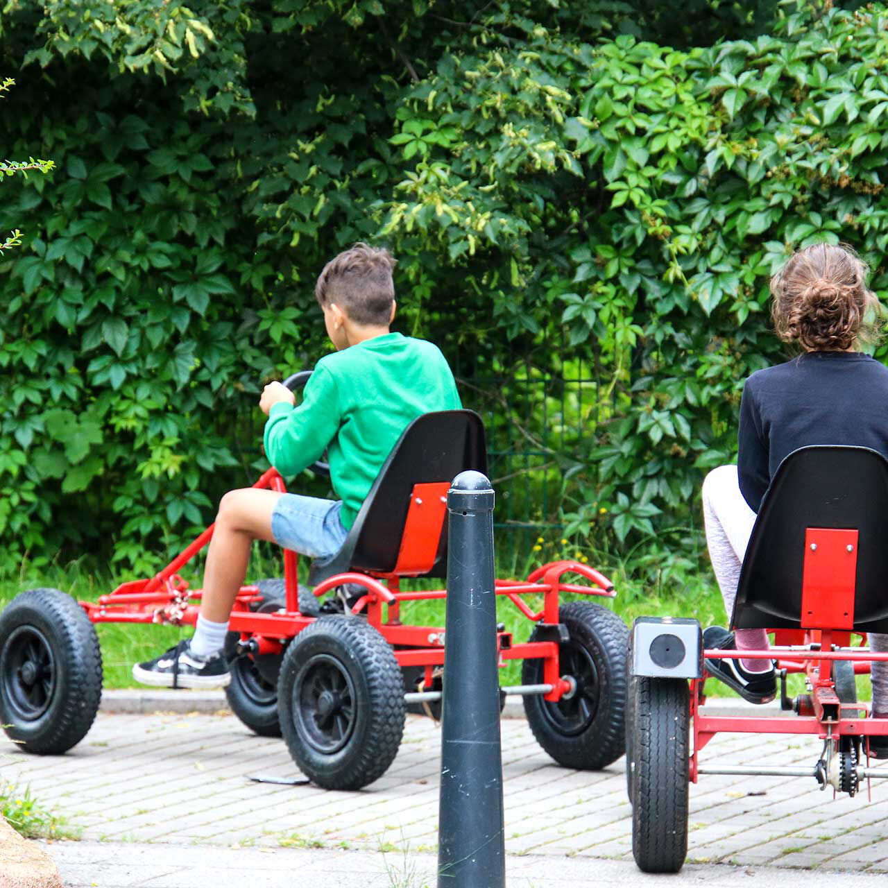 Zwei große Kettcars für Kinder und Jugendliche um im Außengelände damit zu fahren.