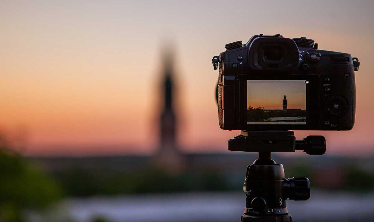 Eine Fotokamera erfasst eine Abendstimmung