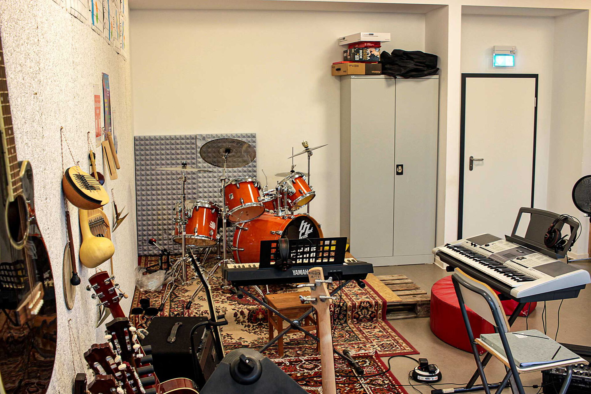 Der Raum bietet ein Schlagzeug, Gitarren, Keyboard und andere Musikinstrumente für die Klangwerkstatt.