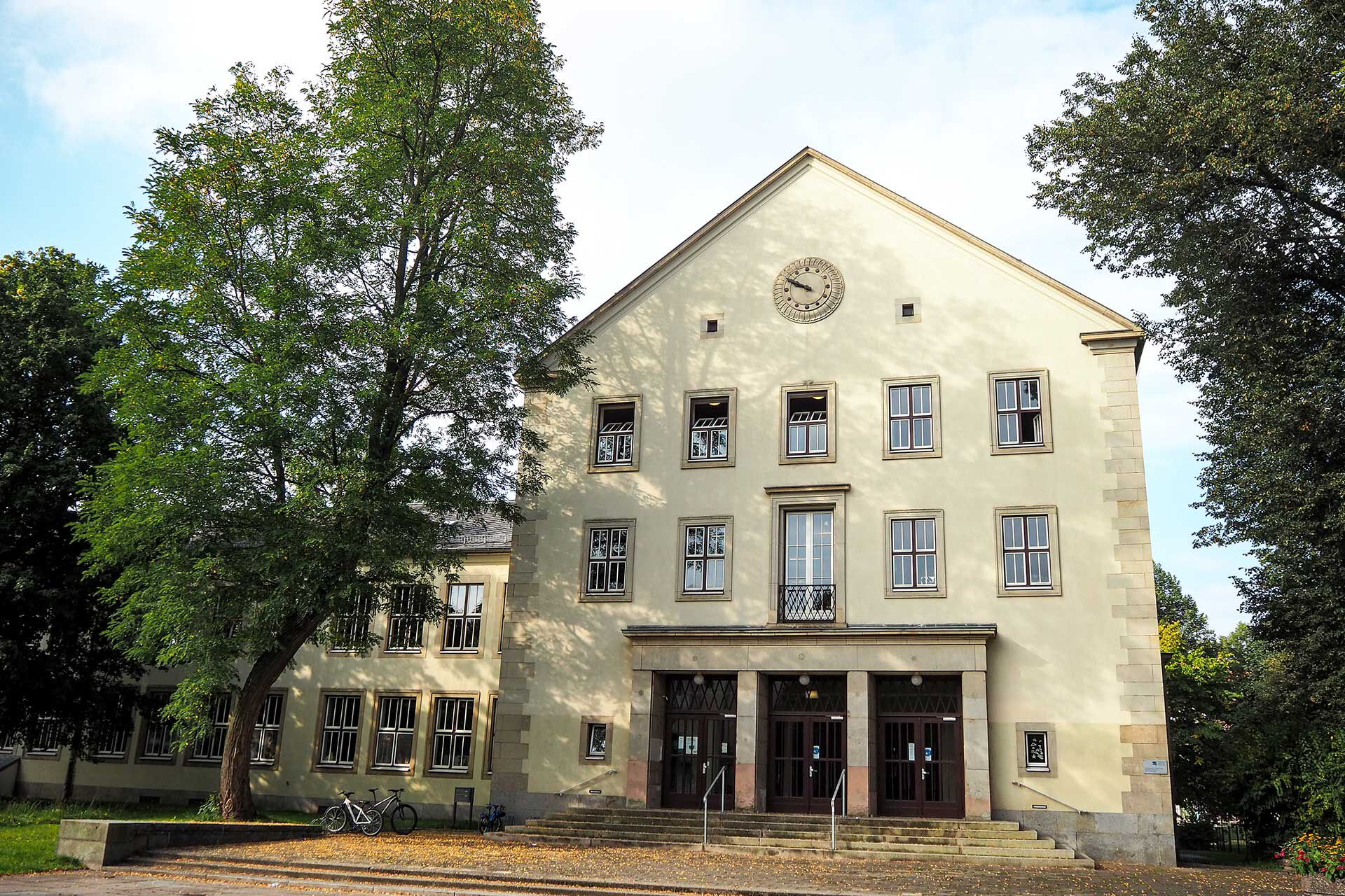 Das große Schulgebäude der Annenschule beinhaltet die Grund- und Oberschule.