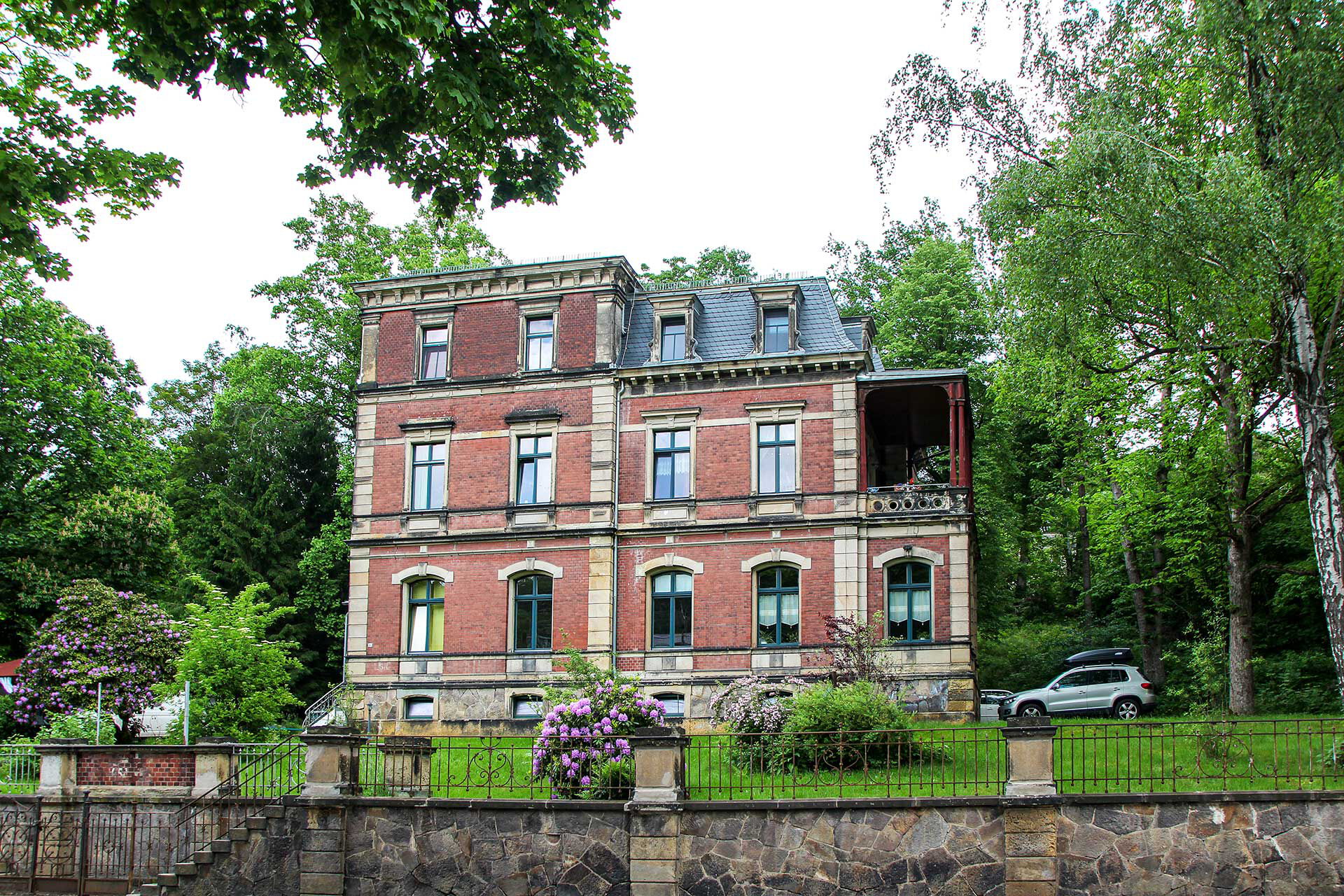 Die Außenansicht der dreistöckigen Villa auf der Annaberger Straße 451.