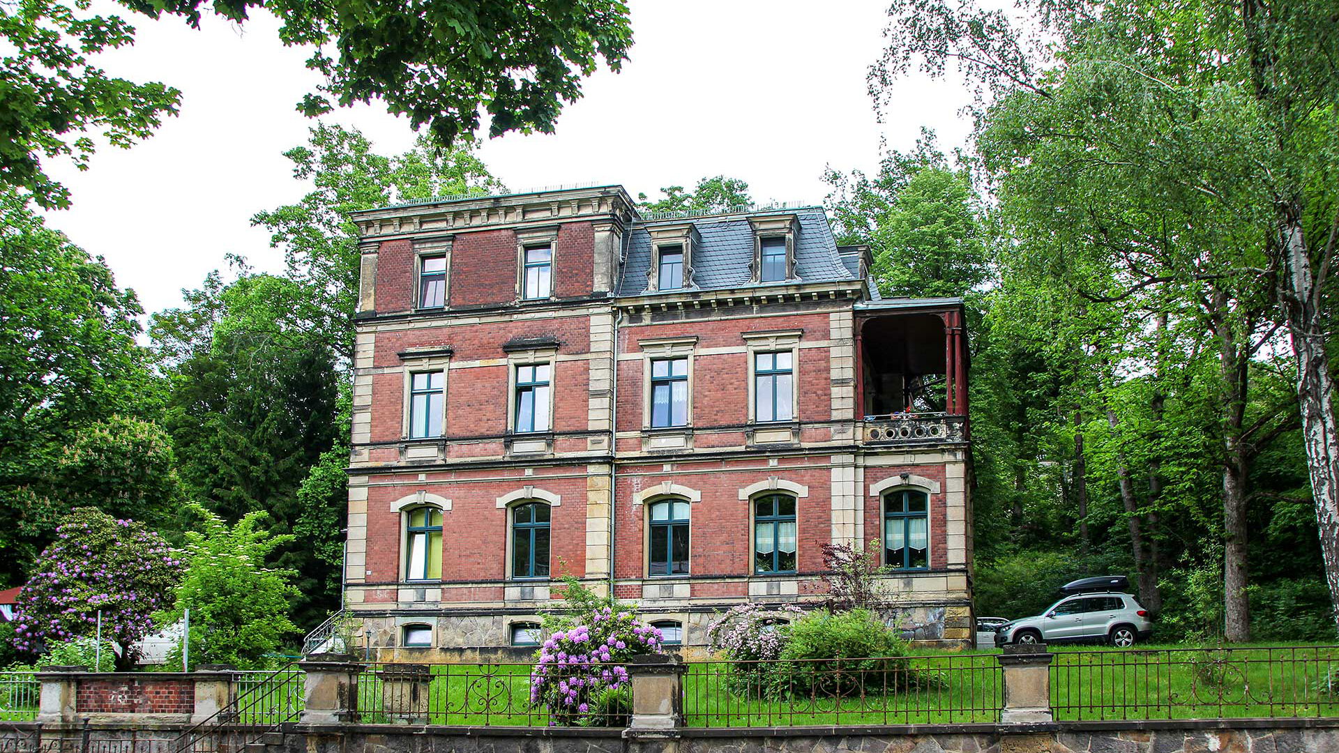 Die Außenansicht der dreistöckigen Villa auf der Annaberger Straße 451.