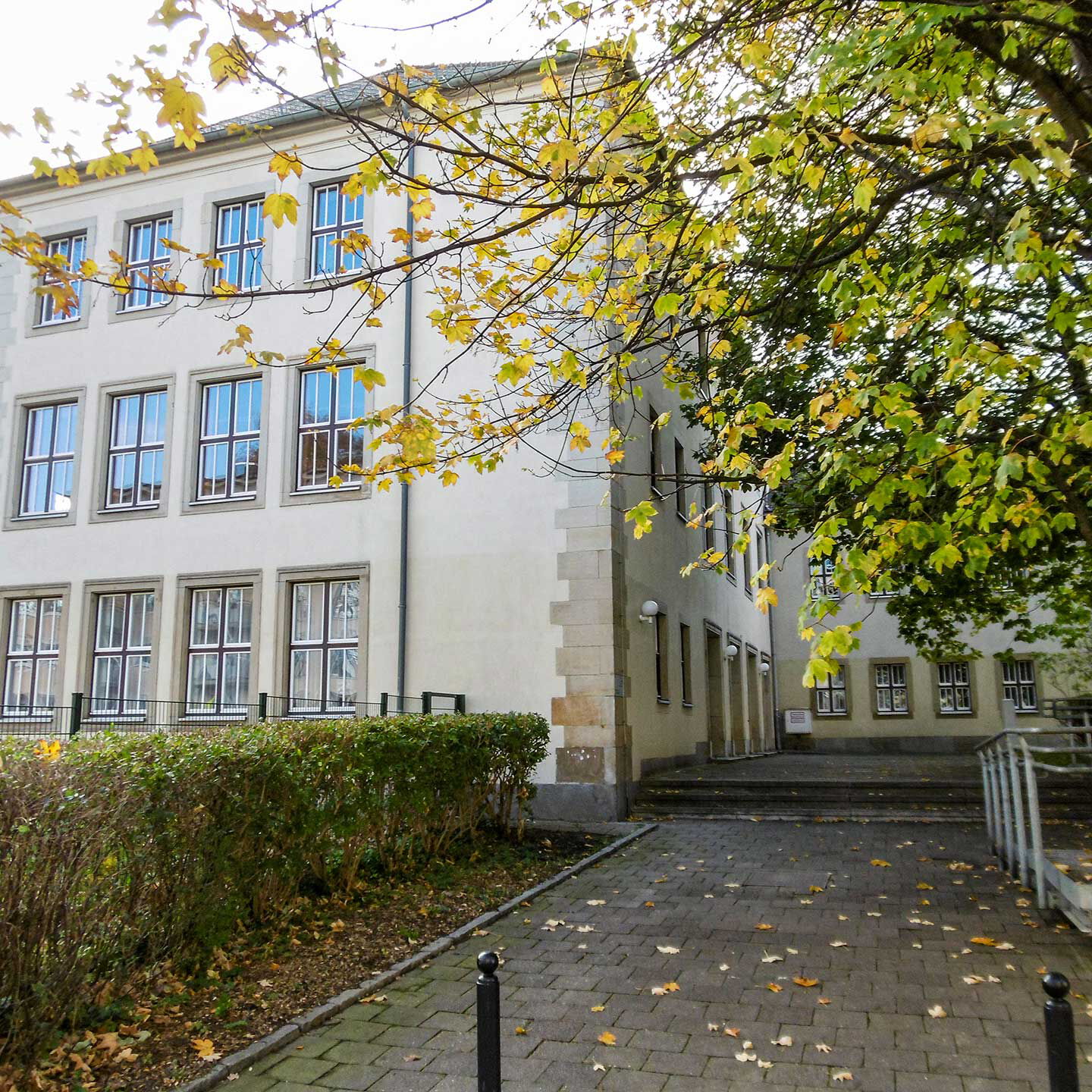 Der Eingangsbereich der Grundschule mit einer Rampe und einem Treppenaufgang.