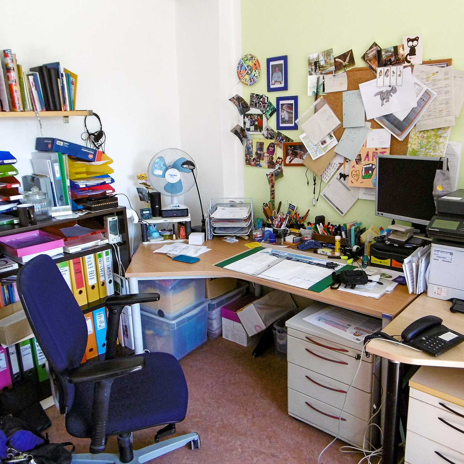 Das Büro der Inklusionsassistenz mit einem großen Schreibtisch und PC-Arbeitsplatz.