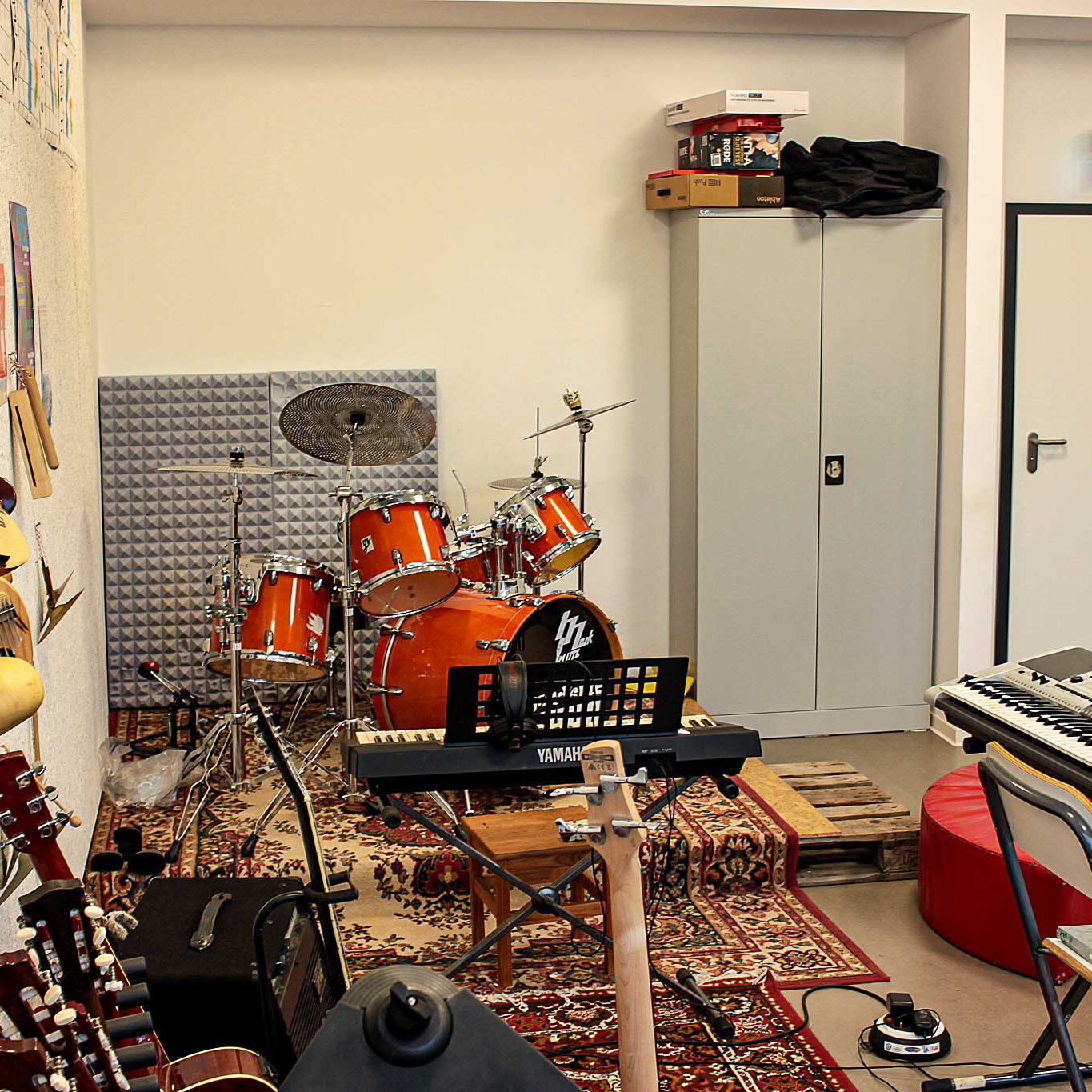 Der Raum bietet ein Schlagzeug, Gitarren, Keyboard und andere Musikinstrumente für die Klangwerkstatt.