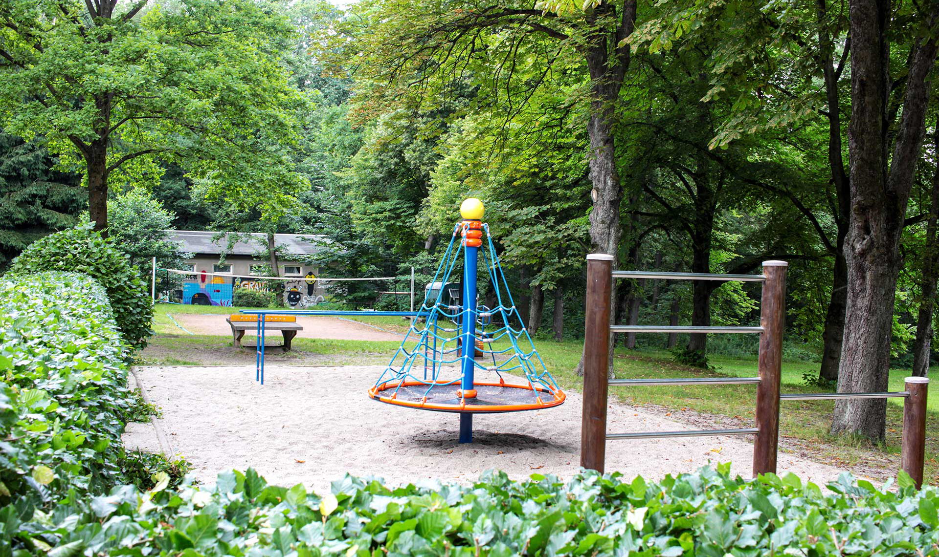 Der Bereich der Außenspielgeräte mit einem Barren, einer Sprossenwand, einer Laufrolle und ein neues multifunktionales Spielgerät. Das Gerät „O´-Tannebaum“ kann vielfältig zum Klettern, Drehen, Balancieren, u.v.a. mehr genutzt werden.