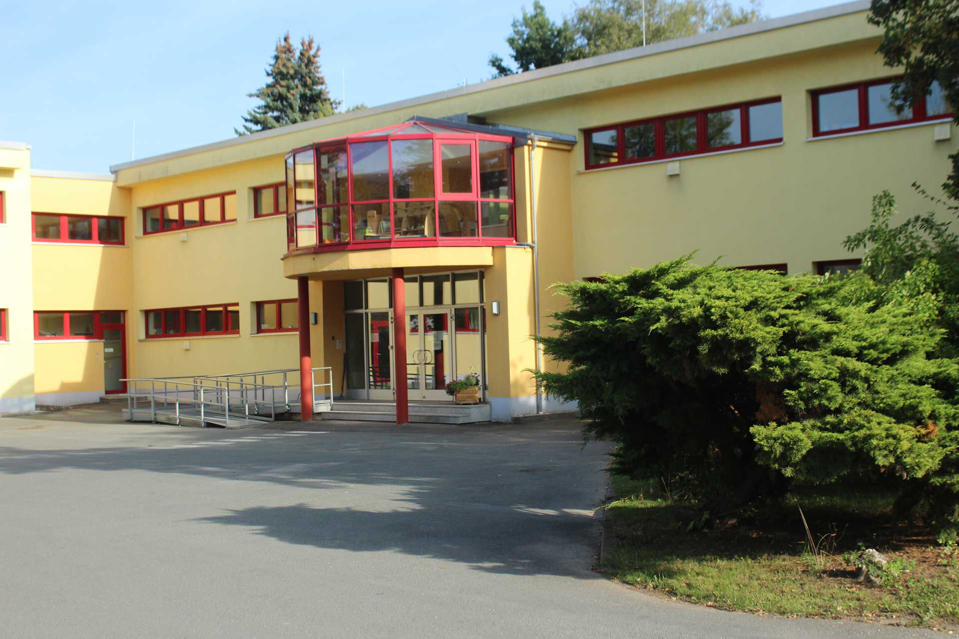 Der Eingang zur Kindertageseinrichtung in der Flemmingstraße mit einer Treppe und Rampe.