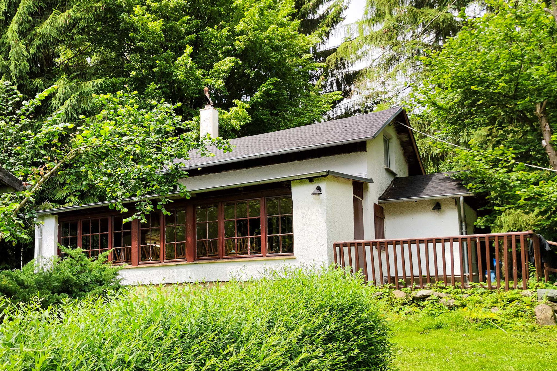 Das Haupthaus mit einem Wintergarten und einer Veranda.