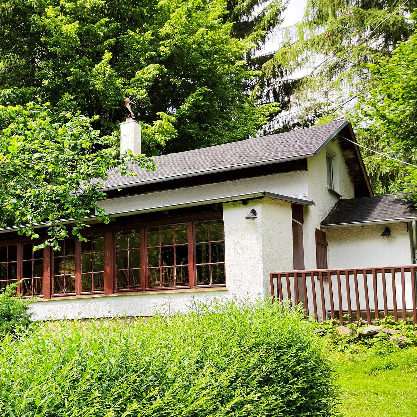 Das Haupthaus mit einem Wintergarten und einer Veranda.