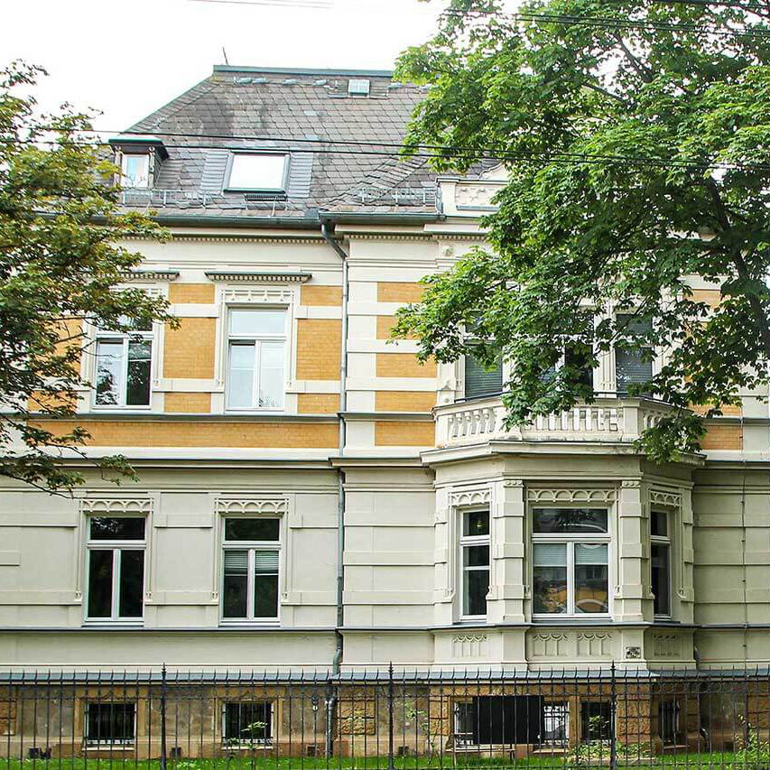 Das dreistöckige Gebäude der Villa.