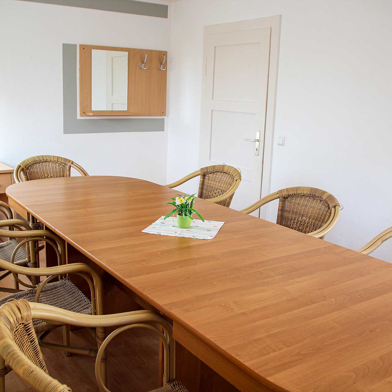 Ein Gruppenzimmer mit einem langen Beratungstisch und zehn Stühlen.