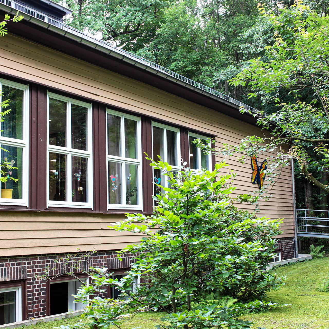 Das Haupthaus mit einer behindertengerechten Rampe am Hintereingang.