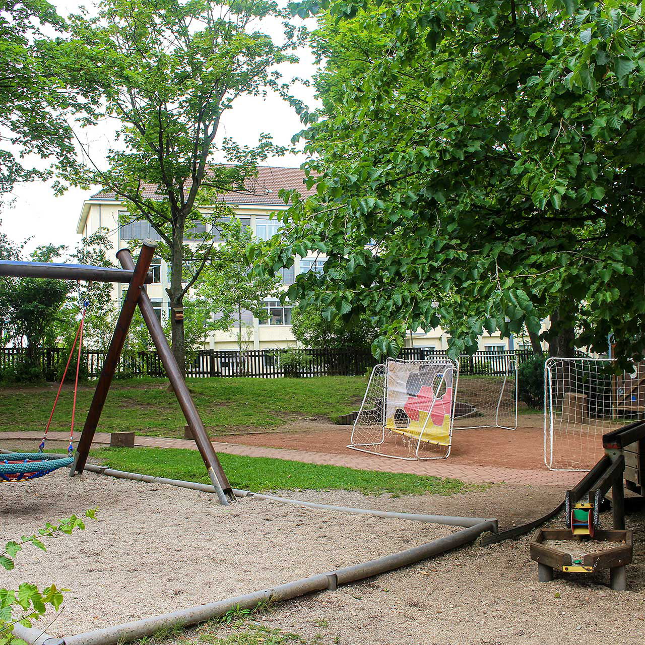 Im Außengelände befindet sich eine Nestschaukel und ein kleiner Bolzplatz mit vier Toren.