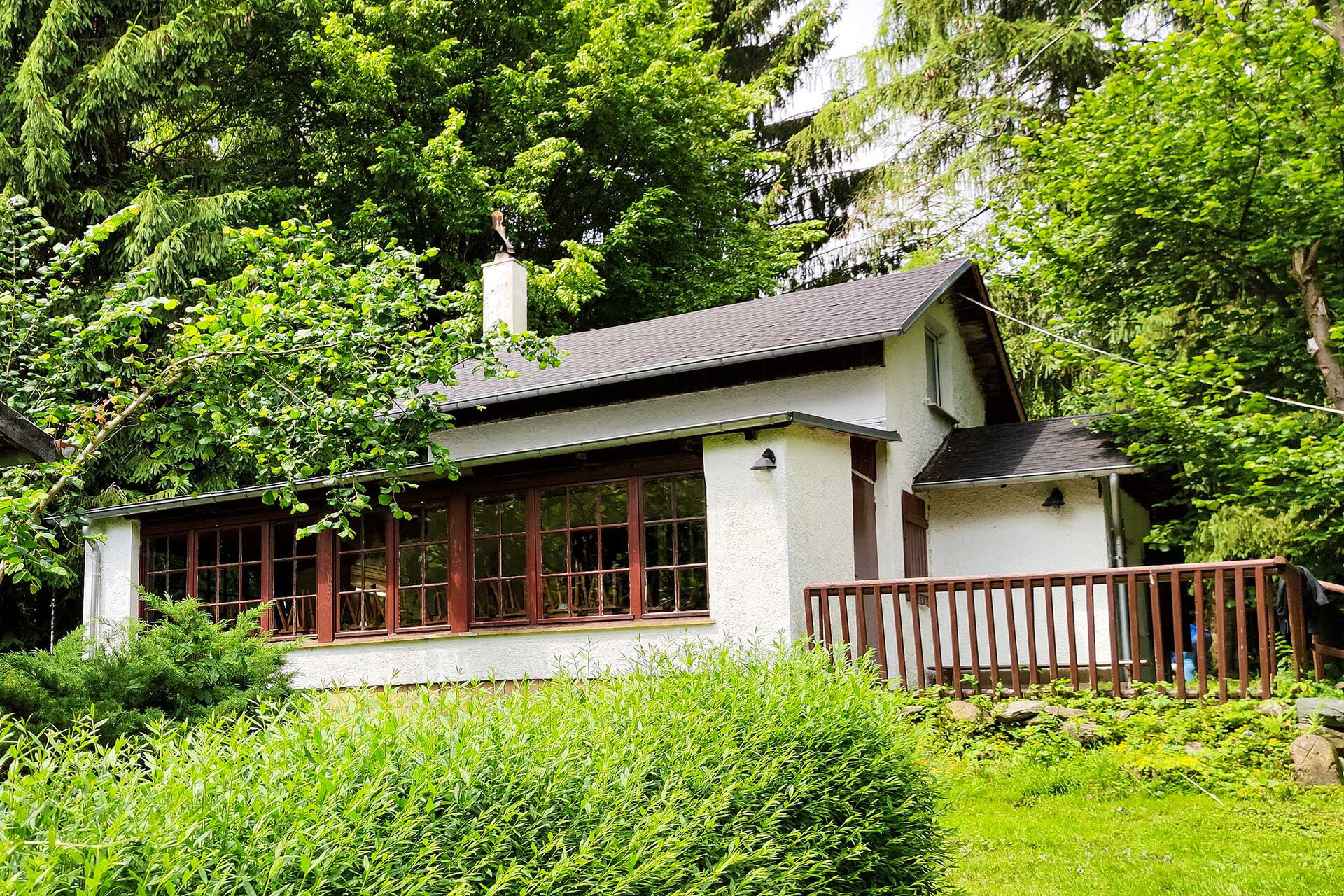 Haupthaus Das Haupthaus mit einem Wintergarten und einer Veranda.