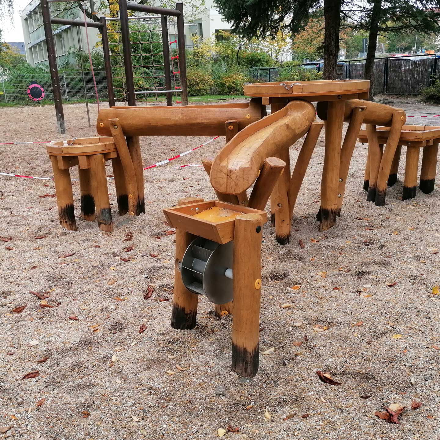 Eine Matschanlage aus Holz mit unterschiedlichen Matschstrecken und -bereichen.