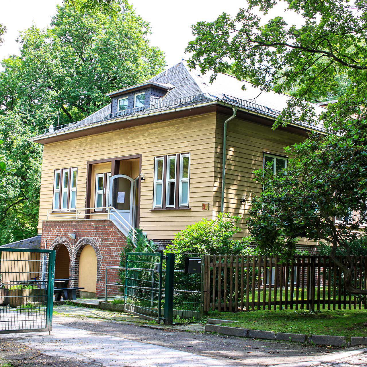 Der Toreingang zum Gelände des Schullandheims. Im Hintergrund des Fotos steht das Haupthaus.