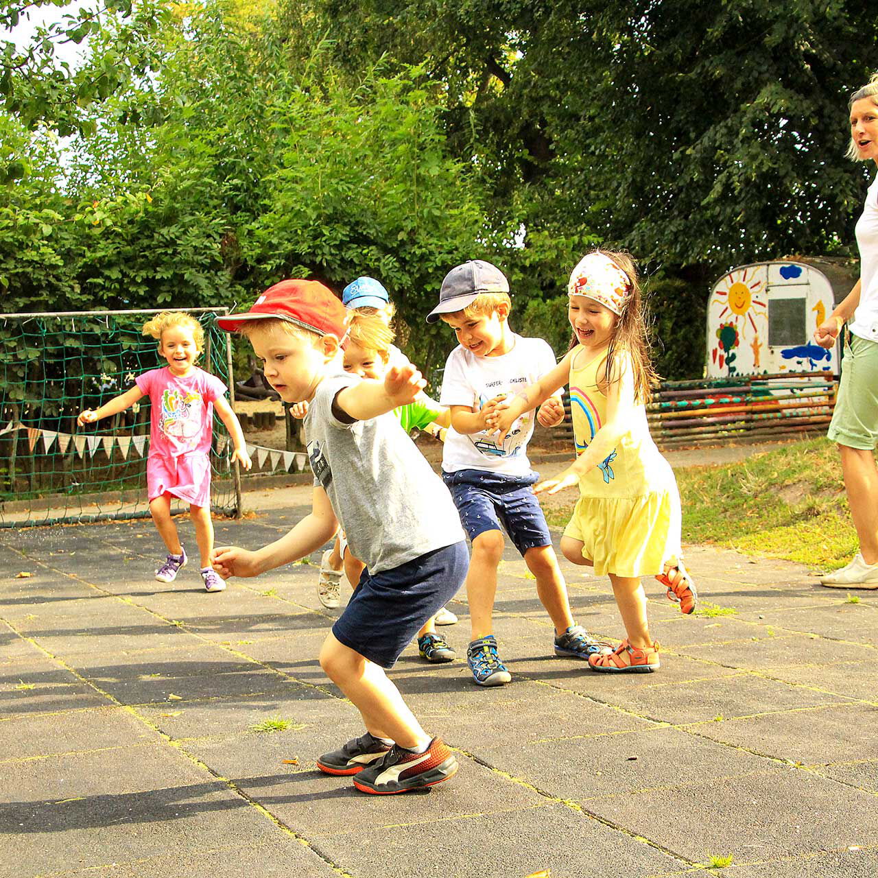 Der Fußball im Garten mit einem Fußballtor und weichen Fußbodenplatten als Untergrund.