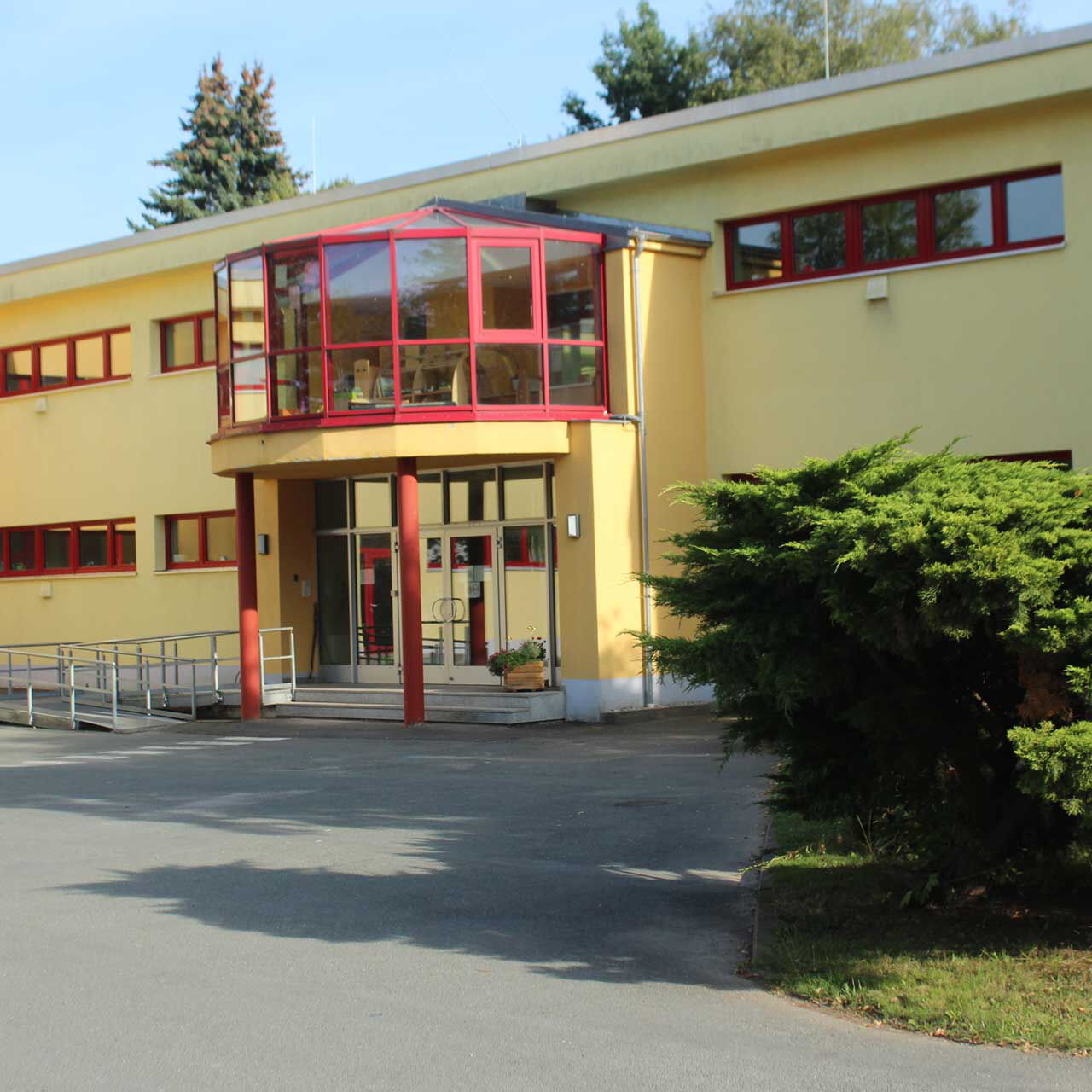 Der Eingang zur Kindertageseinrichtung in der Flemmingstraße mit einer Treppe und Rampe.