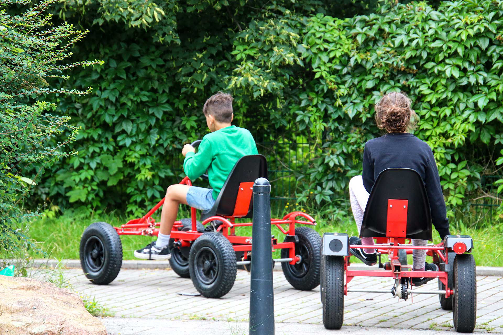 Zwei große Kettcars für Kinder und Jugendliche um im Außengelände damit zu fahren.