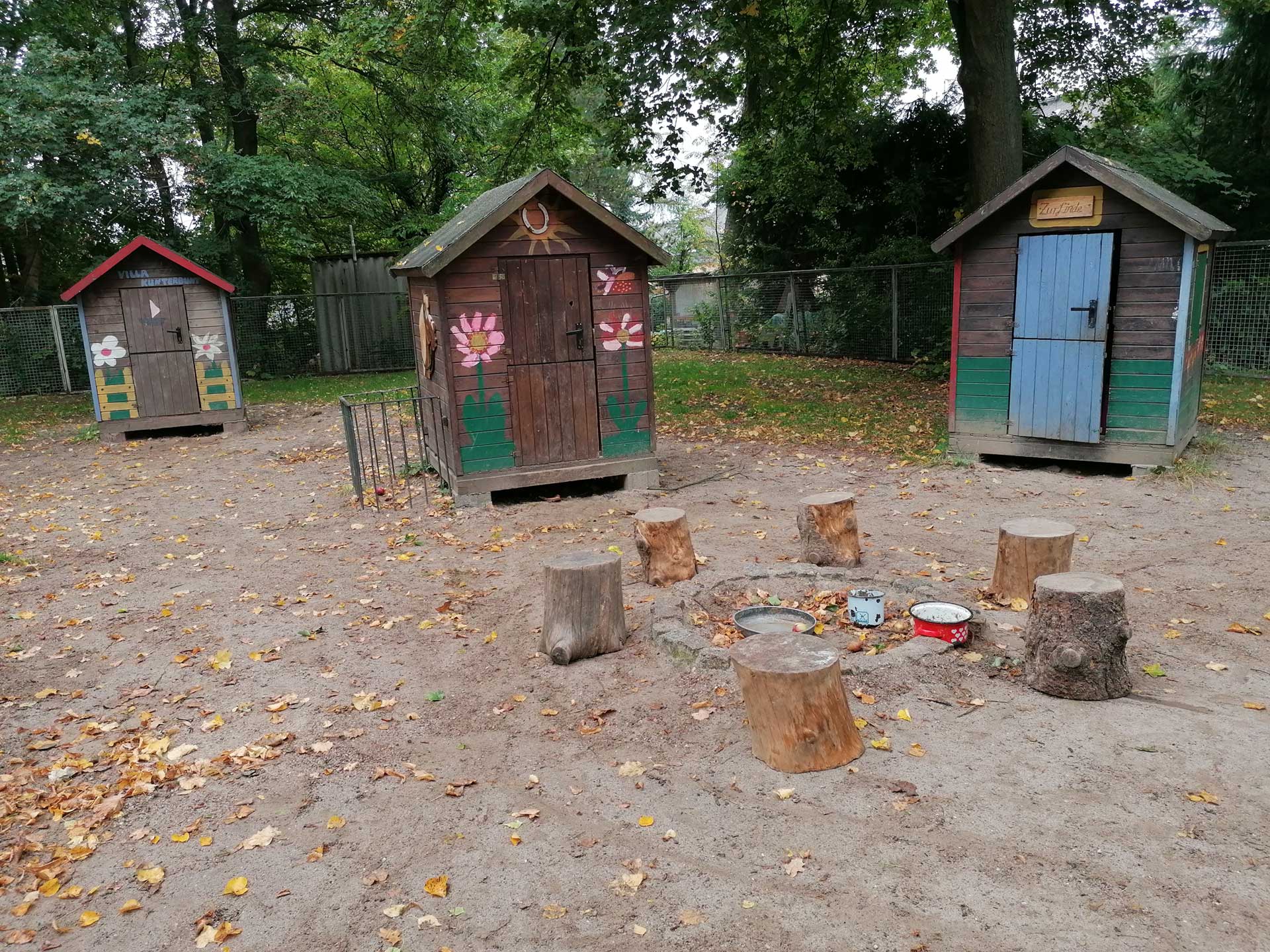 Ein Hüttendorf bestehend aus mehreren kleinen Holzhütten zum Spielen, Verstecken und kreativen Ideen.